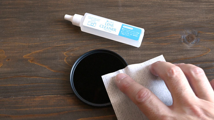 NDフィルターをメンテナンスしている画像