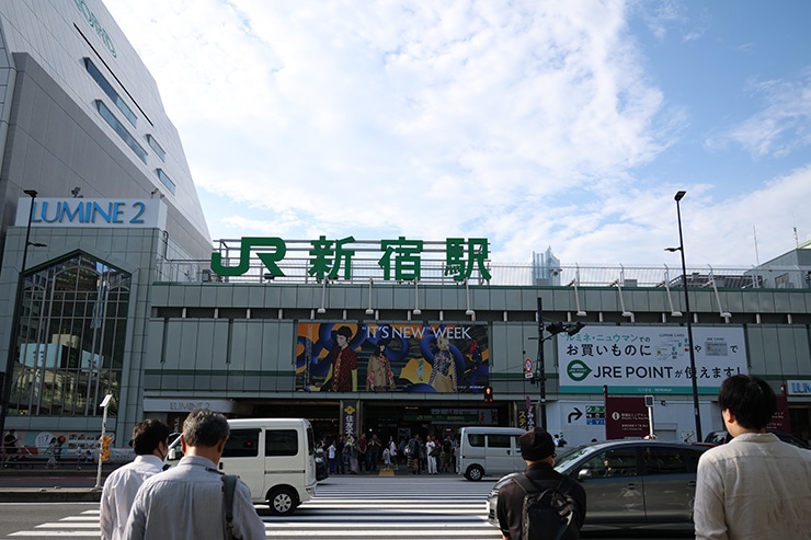 SIGMA 18-50mm F2.8 DC DN｜Contemporary キヤノンRF 作例：新宿駅前