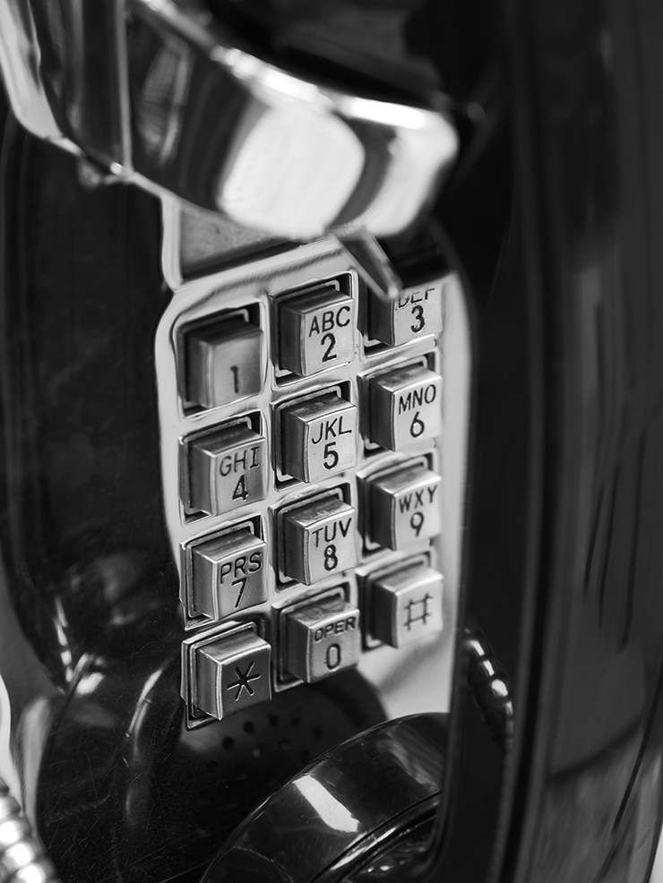 LUMIX GH7 作例：モノクロームで撮影した電話機