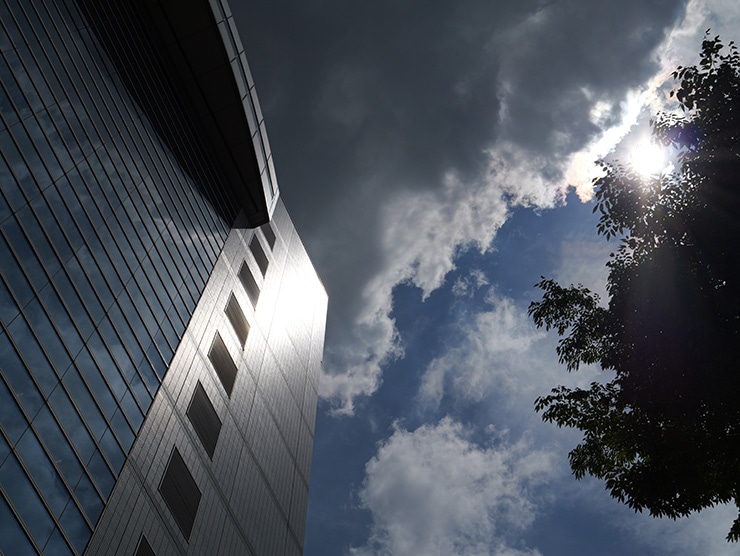 LUMIX GH7 作例：建物と太陽