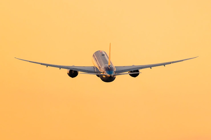 Canon EOS R5 Mark II 作例：夕焼けと飛行機