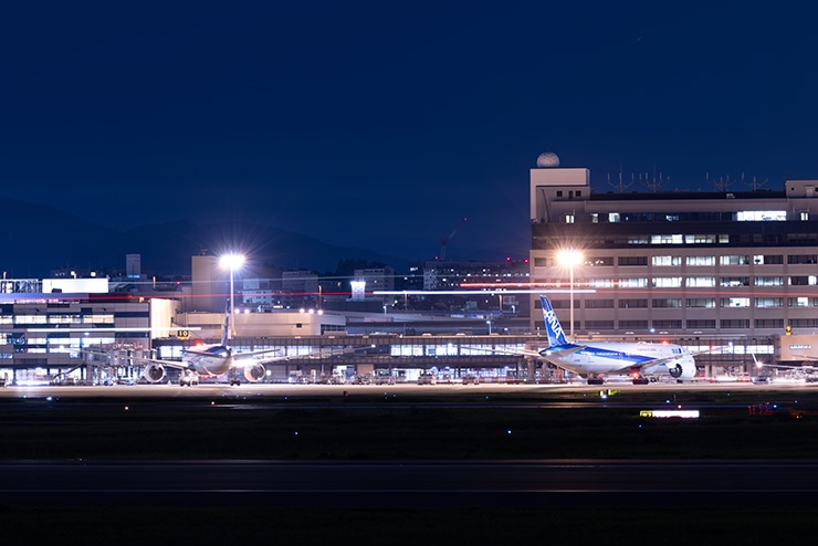 Canon EOS R5 Mark II 作例：夜の伊丹空港の滑走路