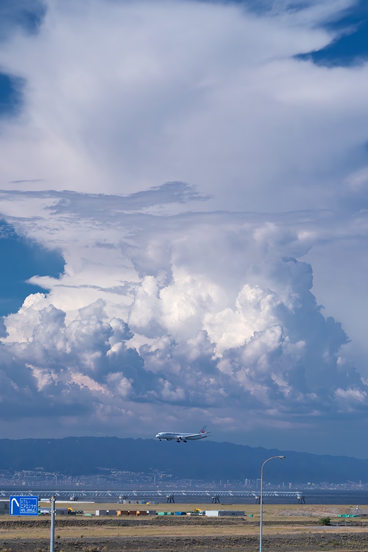 Canon EOS R5 Mark II 作例：積乱雲と飛行機