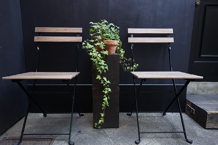SIGMA 18-50mm F2.8 DC DN | Contemporary 作例：イスと植物