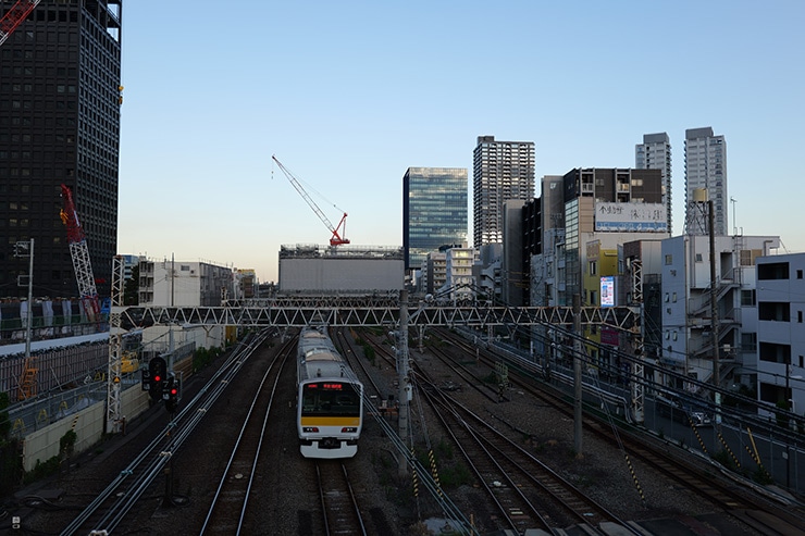 LUMIX S 18-40mm F4.5-6.3 作例：こ線橋からみた電車