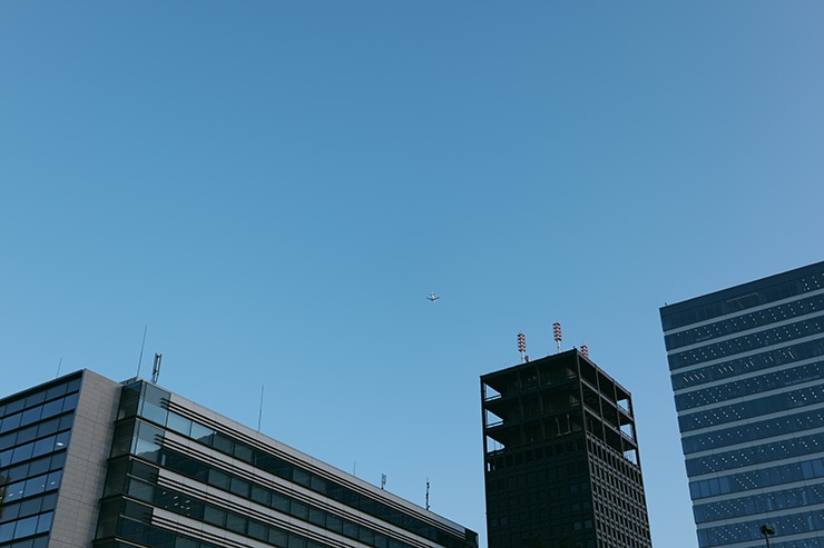 LUMIX S 18-40mm F4.5-6.3 作例：ビルと飛行機