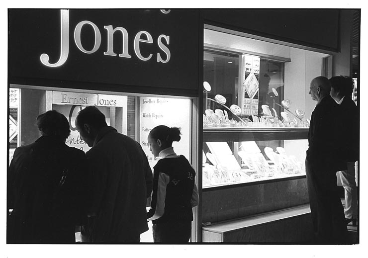 Leica M2 作例：アクセサリーショップの前で