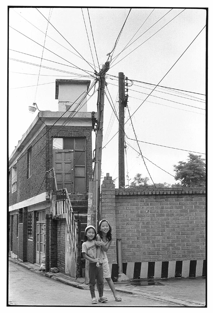 Leica M2 作例：町の女の子2人