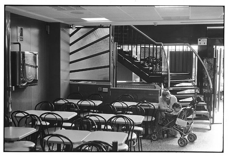 Leica M2 作例：カフェにいる赤ちゃんと母親