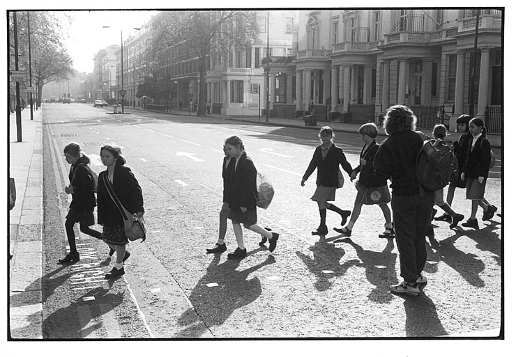 Leica M2 作例：道を渡る学生たち