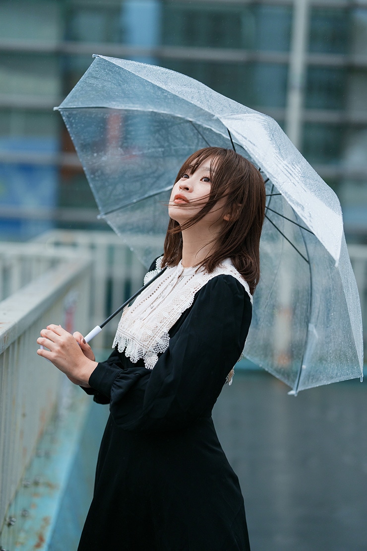 SONY FE 85mm F1.4 GM II 作例：傘を差した女性