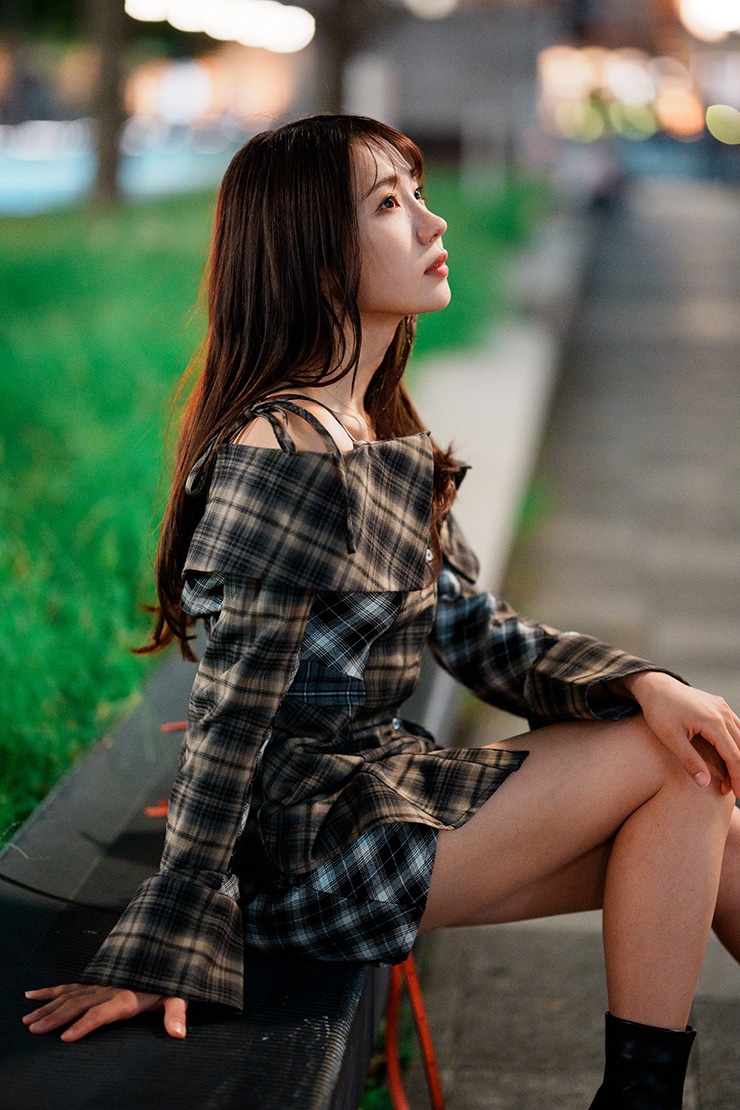 SONY FE 85mm F1.4 GM II 作例：イスに座る女性