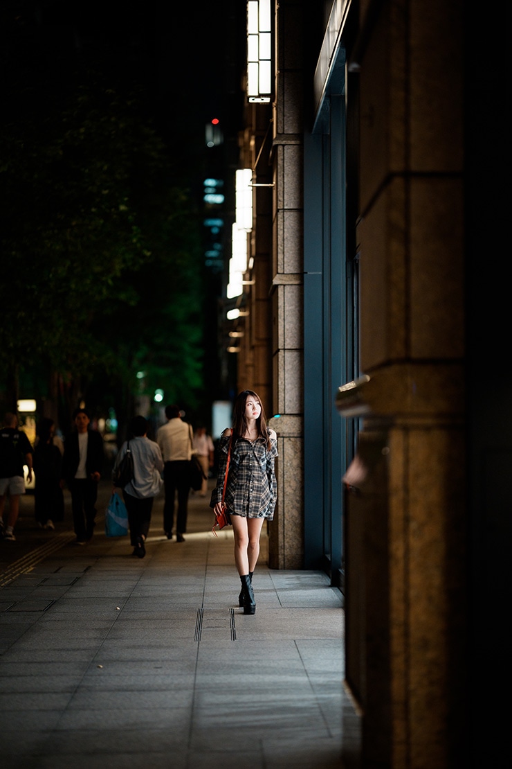 SONY FE 85mm F1.4 GM II 作例：夜の街を歩く女性