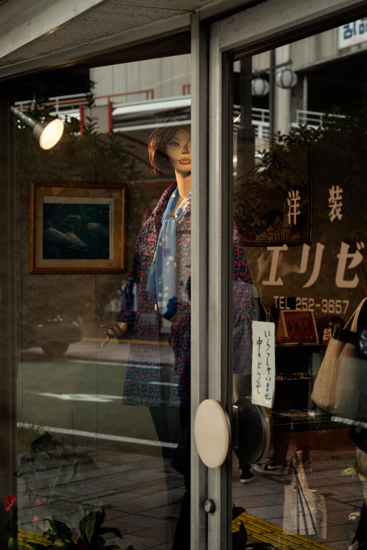 Leica Q3 43 作例：商店街で見かけたマネキン