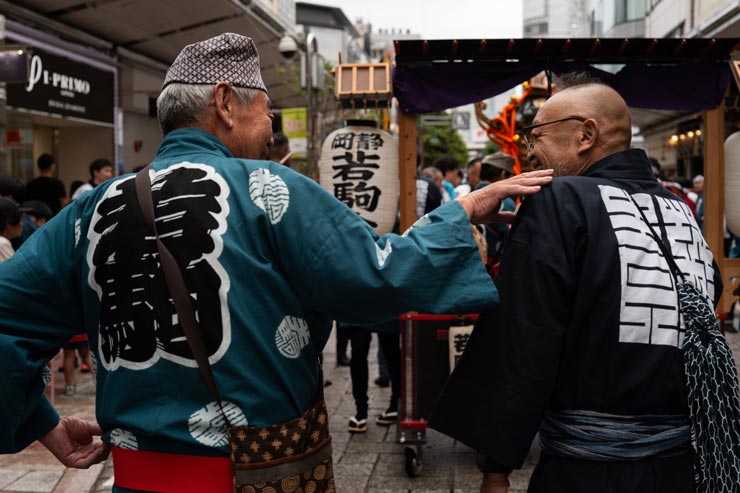 Leica Q3 43 作例：お祭りの男性二人