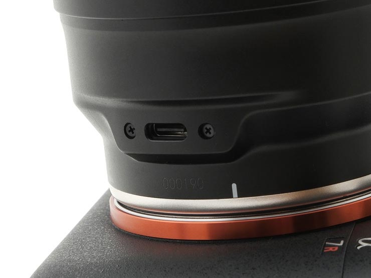 TAMRON 90mm F/2.8 Di III MACRO VXD 本体：USB Type-Cポート