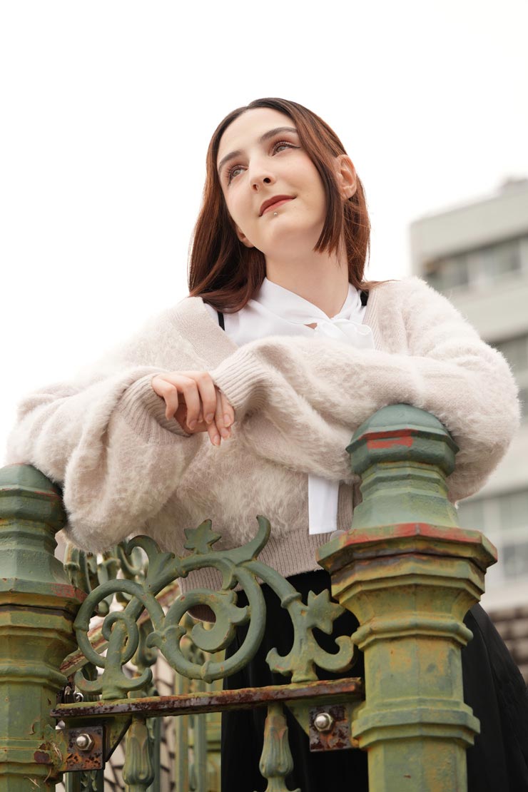 TAMRON 90mm F/2.8 Di III MACRO VXD 作例：見上げて撮影した女性