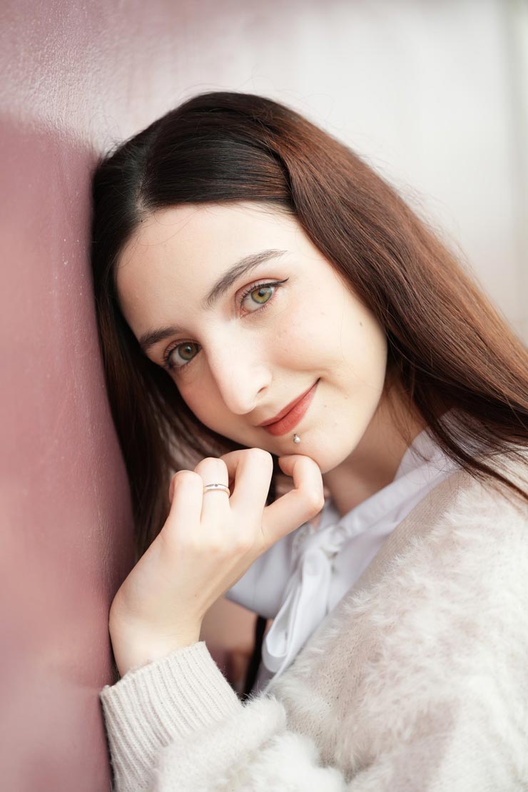 TAMRON 90mm F/2.8 Di III MACRO VXD 作例：バストアップで撮影した女性