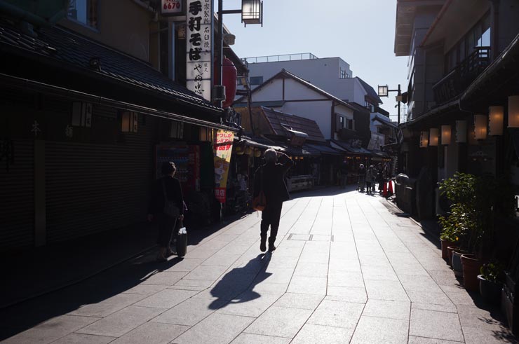 Leica M11-D 作例：参道を歩く人