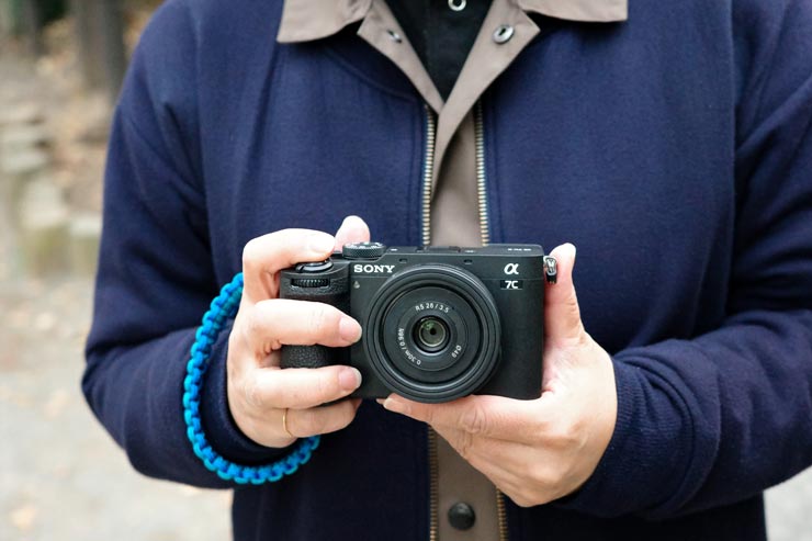 SONY α7CIIとSAMYANG Remaster Slimを持った女性
