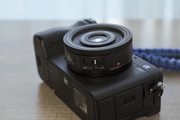 SAMYANG Remaster Slimを装着したSONY α7CII