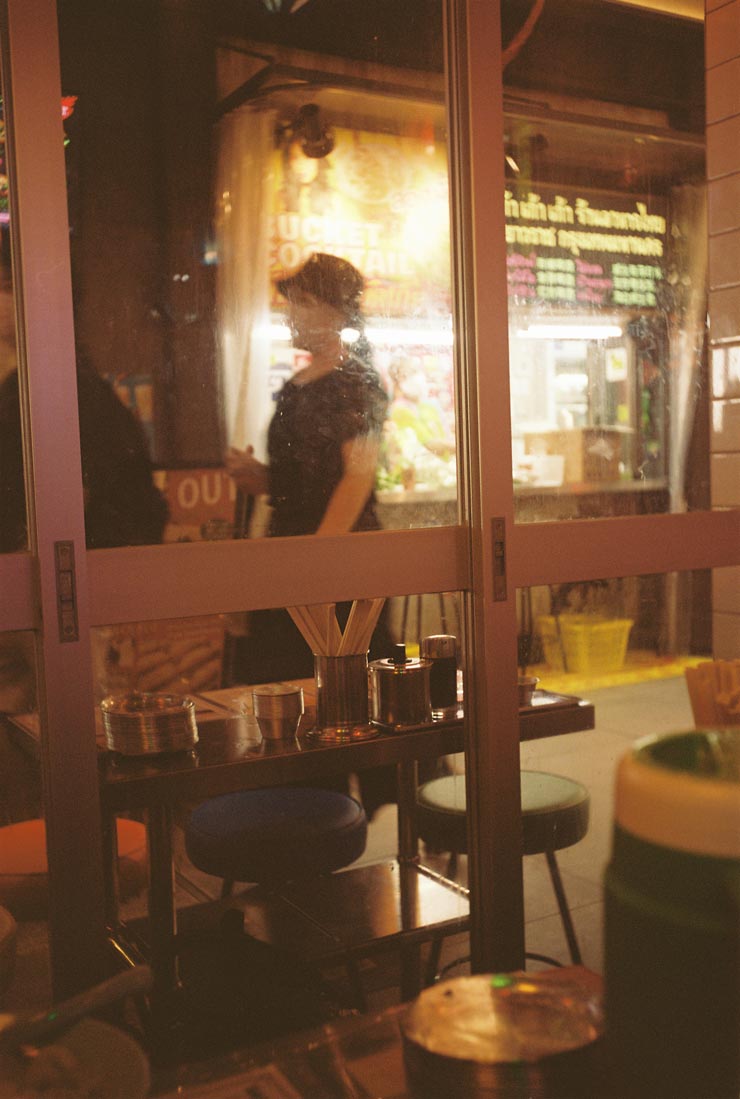 Leica M4 作例：高架下の店内から