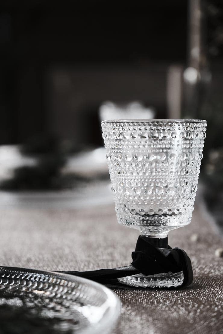 富士フイルム フジノンレンズ XF16-55mm F2.8 R LM WR II 作例：テーブルの上のイッタラ のグラス