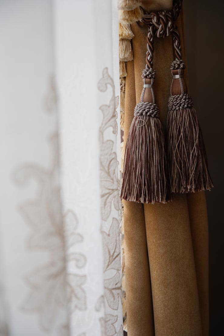 富士フイルム フジノンレンズ XF16-55mm F2.8 R LM WR II 作例：カーテンとタッセル