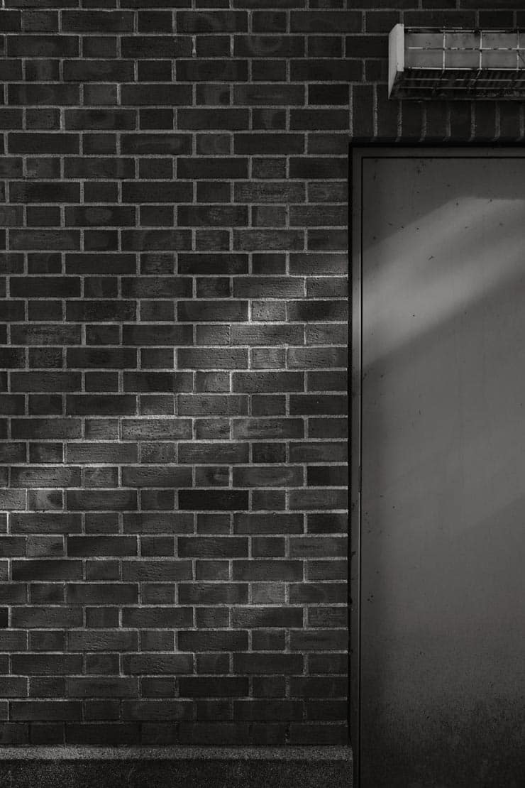 富士フイルム フジノンレンズ XF16-55mm F2.8 R LM WR II 作例：レンガの壁に差し込む光