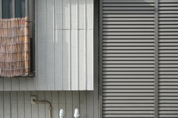 富士フイルム フジノンレンズ XF16-55mm F2.8 R LM WR II 作例：野外の白い壁