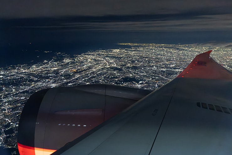 Canon EOS R1 作例：飛行機内から撮影した夜景