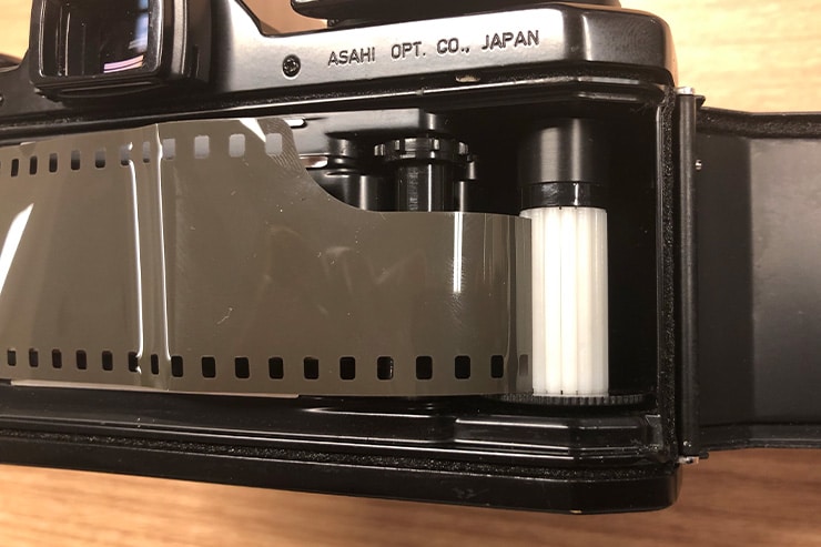 フィルムカメラにフィルムを装填した画像