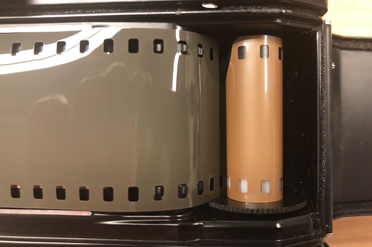 フィルムカメラにフィルムを装填した画像