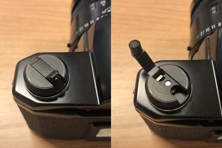 巻き戻しクランクのレバーを上に持ち上げた画像