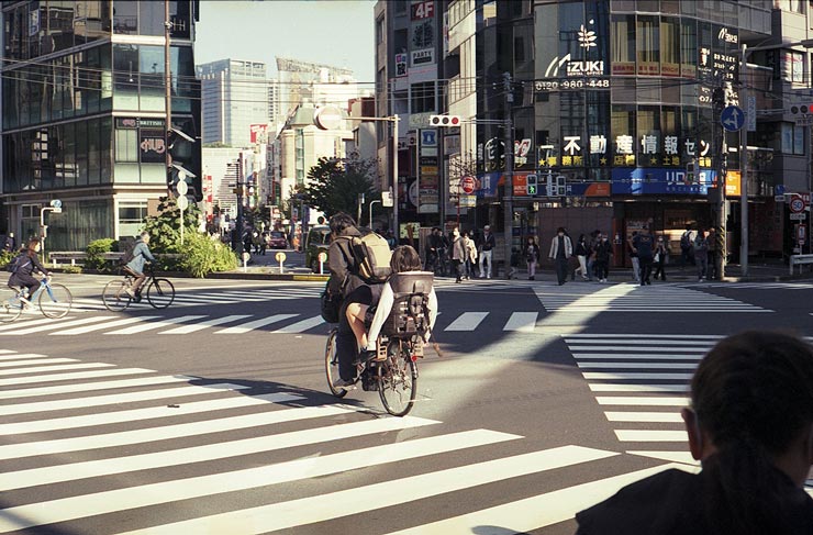 Leica M-A 作例:都会の交差点を自転車で通過する親子