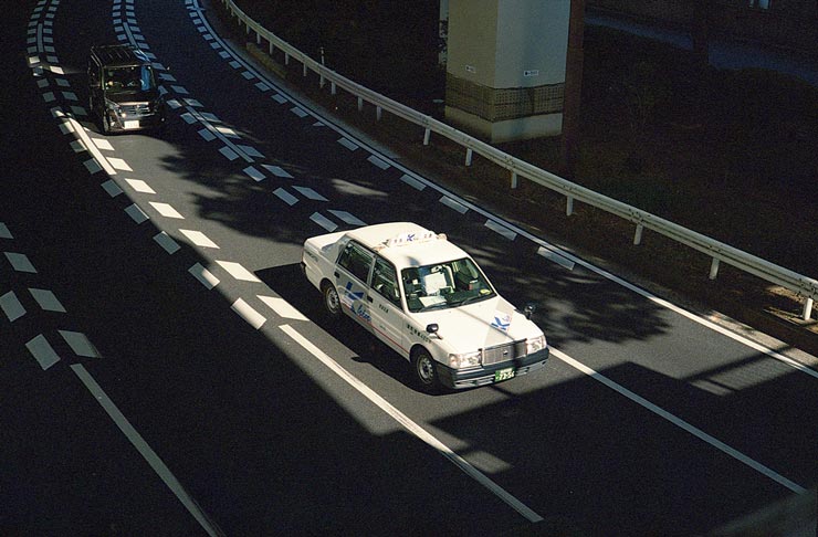 Leica M-A 作例:道路を走る白いタクシー