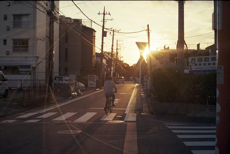 Leica M-A 作例:夕日に向かう自転車に乗る男性