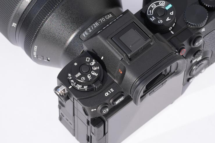 左肩部から見るSONY α1 II