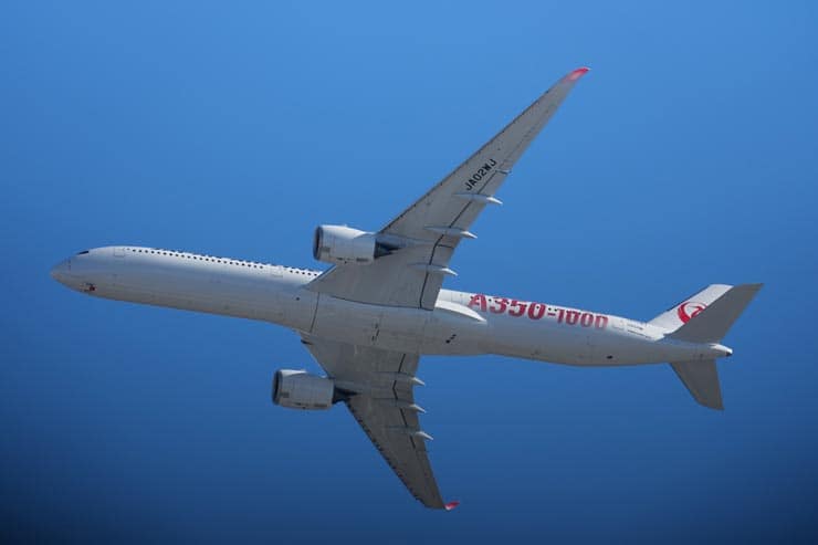 SONY α1 II作例：青空を飛ぶ航空機