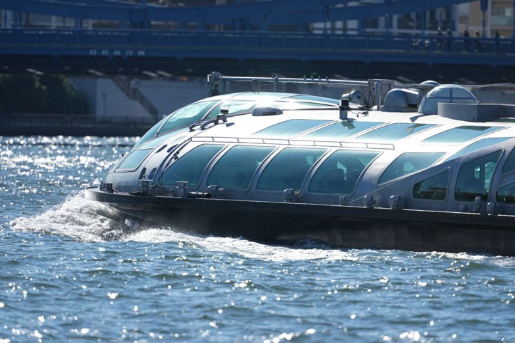 SONY α1 II作例：隅田川を進む近代的なデザインの船（水上バス）