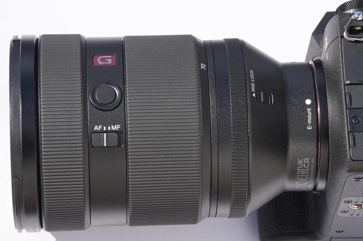 SONY α1 IIに取り付けたSONY FE 28-70mm F2 GM。レンズの直径の比較