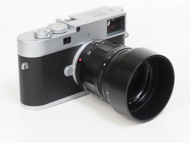 Leica M11-Pに装着したフォクトレンダー APO-ULTRON 90mm F2 VM（フード装着時）