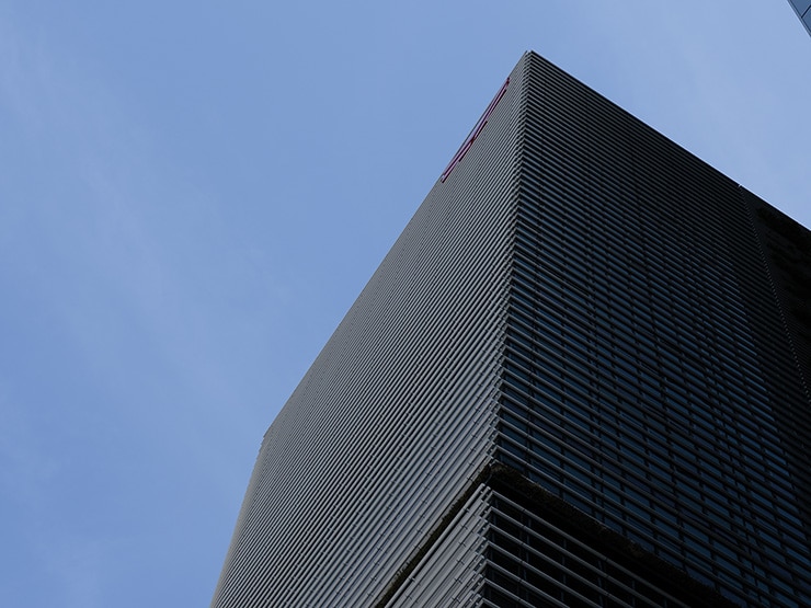 FUJIFILM GFX100RF 作例：ビルと青空