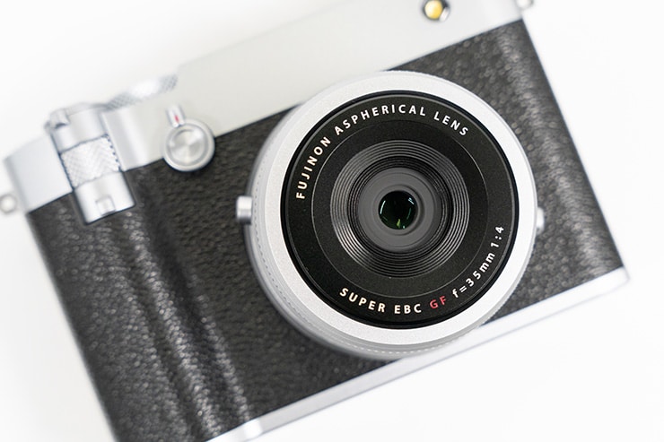 FUJIFILM GFX100RF 本体画像：正面から見た画像