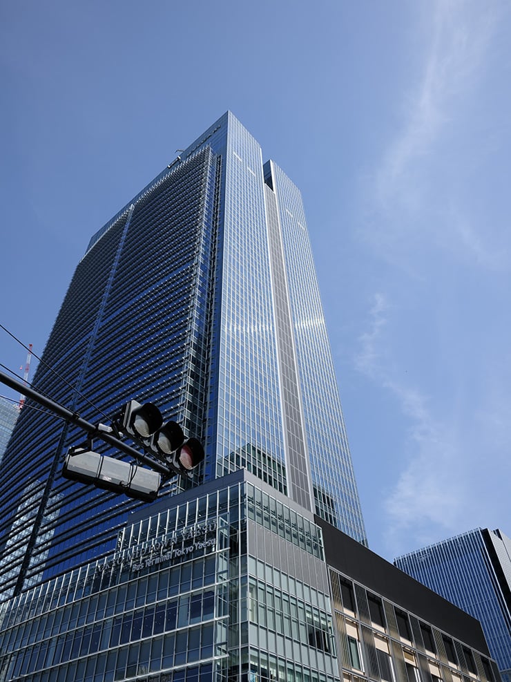 FUJIFILM GFX100RF 作例：ビルと青空