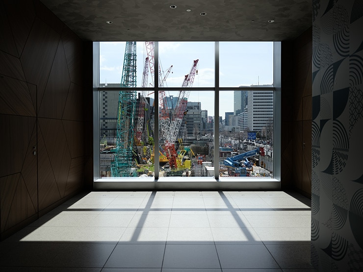 FUJIFILM GFX100RF 作例：ビル内に差し込んだ光