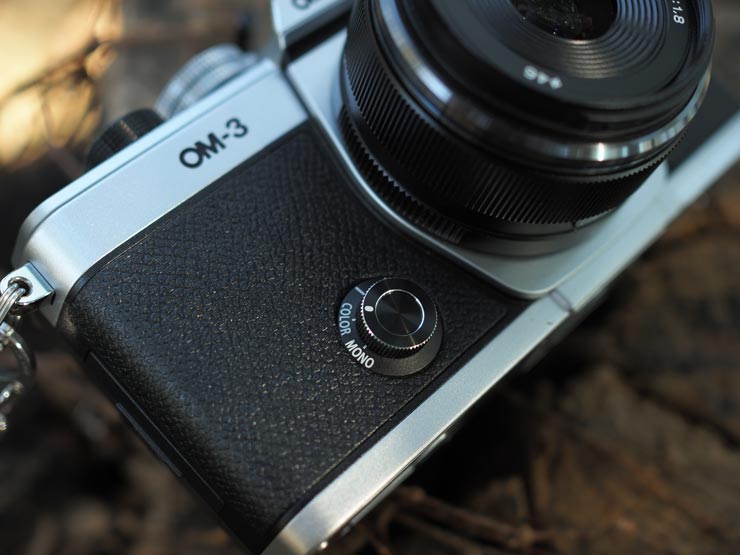 OM SYSTEM OM-3 右部正面（クリエイティブダイヤル）