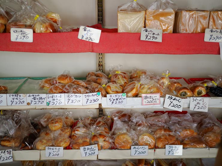 OM SYSTEM OM-3作例：たくさんの種類のパン クロームフィルム ビビッドで撮影