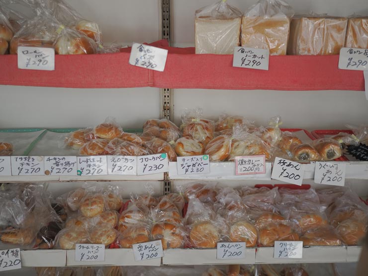 OM SYSTEM OM-3作例：たくさんの種類のパン クロームフィルム ソフトトーンで撮影