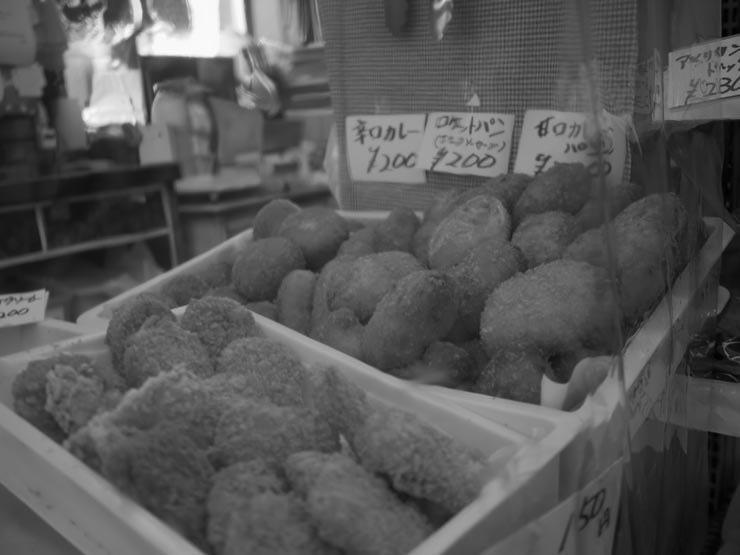 OM SYSTEM OM-3作例：カレーパン 標準（モノトーン）で撮影